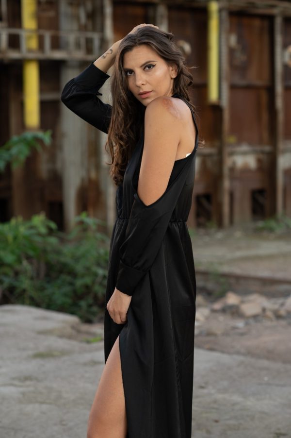 Rochie neagra lunga din satin cu umerii goi